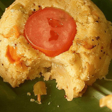 Rava Vangibhath is a speciality from Karnataka. It is an aromatic, melt-in-the mouth savory pudding with semolina, veggies and spices