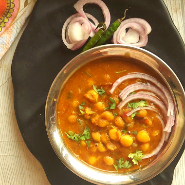 Safed Vatanyachi Usal is a curry made with rehydrated white peas slow cooked in a tangy spicy base. Served with Pav (bread rolls) or Roti (Flatbread).