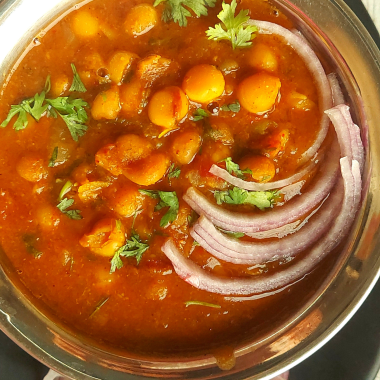 Safed Vatanyachi Usal is a curry made with rehydrated white peas slow cooked in a tangy spicy base. Served with Pav (bread rolls) or Roti (Flatbread).