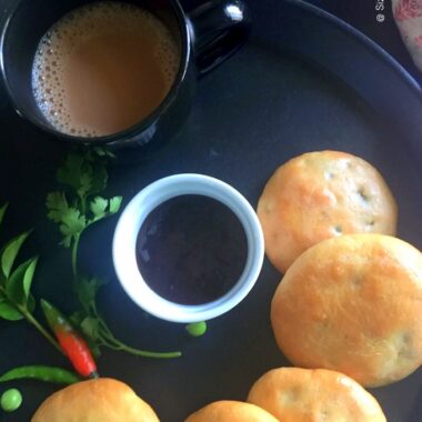 Baked Matar Kachori is a healthy Baked version of the stuffed Kachori with no deep frying involved. Served as a snack at tea time or for breakfast.
