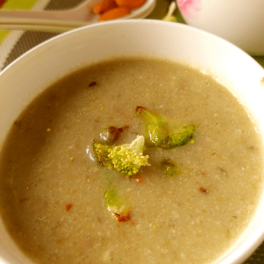 Broccoli Almond Soup is a Vegan, Gluten Free Soup made with the goodness of broccoli, almonds simmered in a homemade veg broth. Makes for a filling appetiser or even a meal.