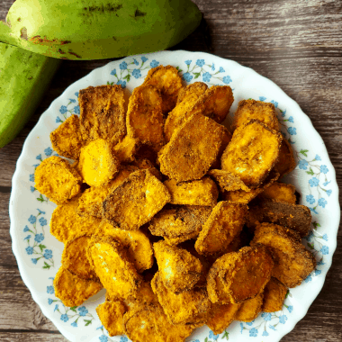 Airfryer Banana Crisps is a low cal and low carb GF, Vegan Snack made with raw banana, Chickpeas flour and basic spices. SErved as a side or a snack