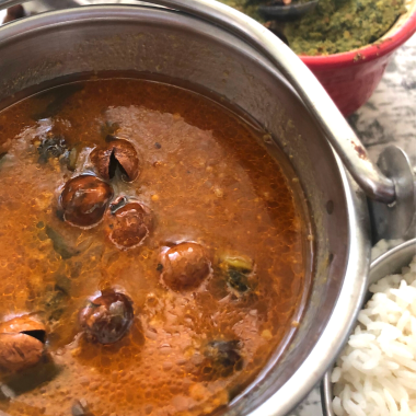 Arichuvitta Sundakkai Vatha kuzhambu is a Tamilnadu special dish made with tamarind base, sun dried condiments and a specially ground spice powder. Served with rice and Usli or Thogyal