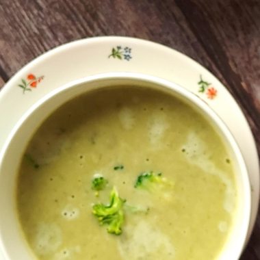 An Aromatic and delicious Winter Special Vegan Brocolli Soup with warming spices. Can be served as an appetiser or for brunch.