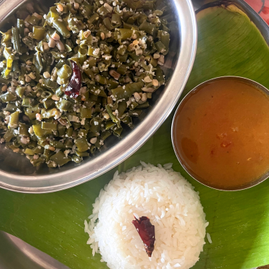 Achinga Payar Thoran refers to a no onion no garlic stir fry with long yard beans, tempered with coconut. Usually served with Rice + Sambhar or Rasam