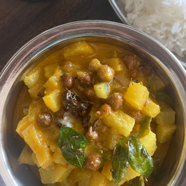 Konkani Kuvala Channe Ghashi or GSB Channe Ghashi is a coconut-based no onion no garlic curry made with black chickpeas, popular in Gaud Saraswat Brahmin cuisine.