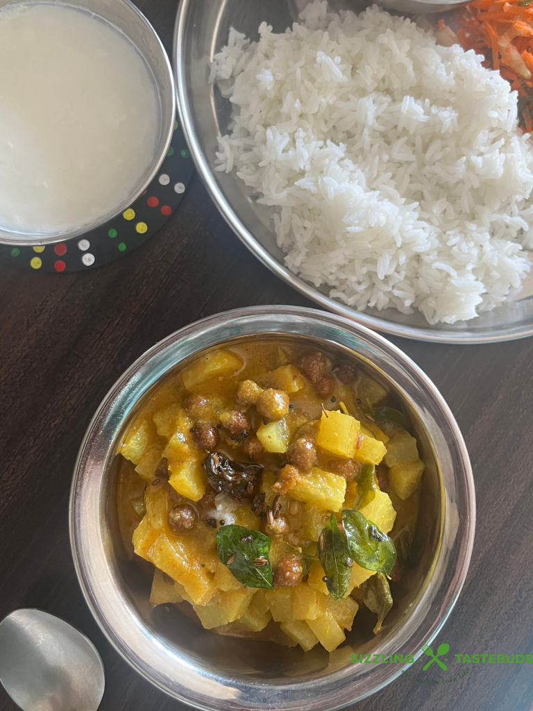 Konkani Kuvala Channe Ghashi or GSB Channe Ghashi is a coconut-based curry made with black chickpeas, popular in Gaud Saraswat Brahmin cuisine.
