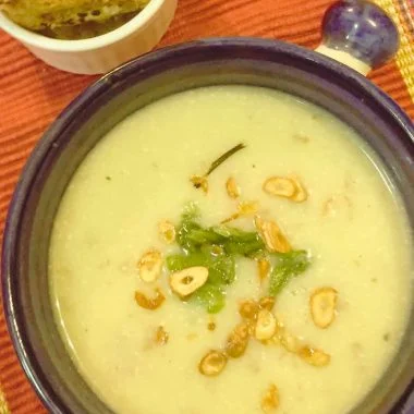 Cheddar and Cauliflower come together in this aromatic, delicious soup - perfect for rainy or cold evenings. Paired with crusted bread for a complete meal